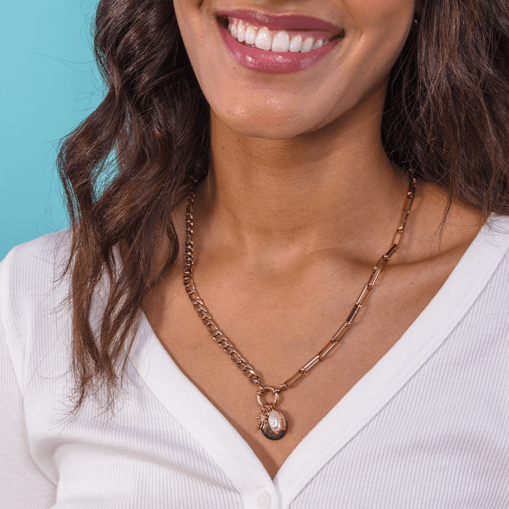 PURELEI Pearl Charm Anhänger in Roségold mit natürlicher Keshi-Perle an Schmuckkette, elegant und feminin.