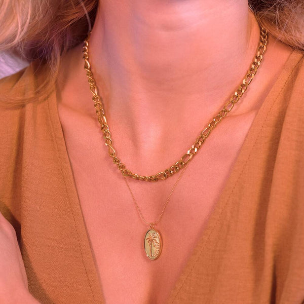 PURELEI Aiani Ketten-Set aus 18K Gold-Edelstahl mit Palm-Anhänger, elegant geschichtet am Dekolleté.