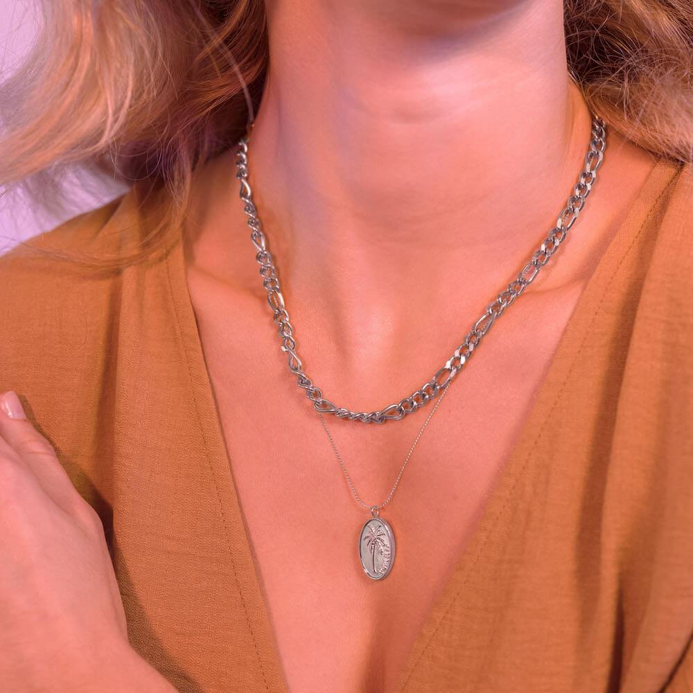 PURELEI Aiani Ketten-Set in Silber mit feiner Palmenprägung, elegant getragen im warmen Licht und natürlichem Look