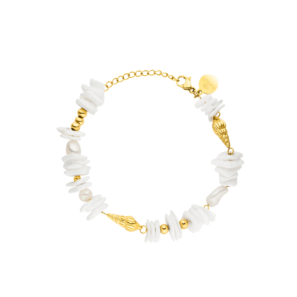 PURELEI Wela Armband aus goldfarbenem Edelstahl mit Muschel- und Perlenmix, elegant und wasserfest gestaltet