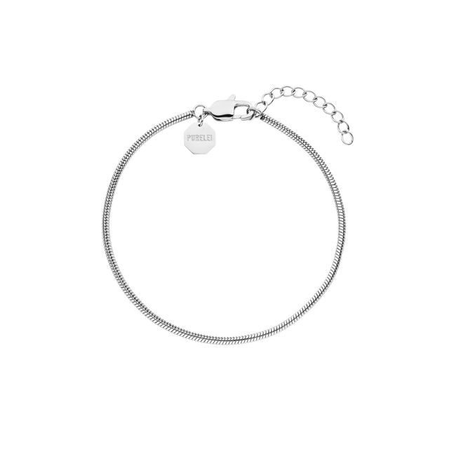 Silbernes Armband mit feiner Struktur und PURELEI-Anhänger, elegant und modern.