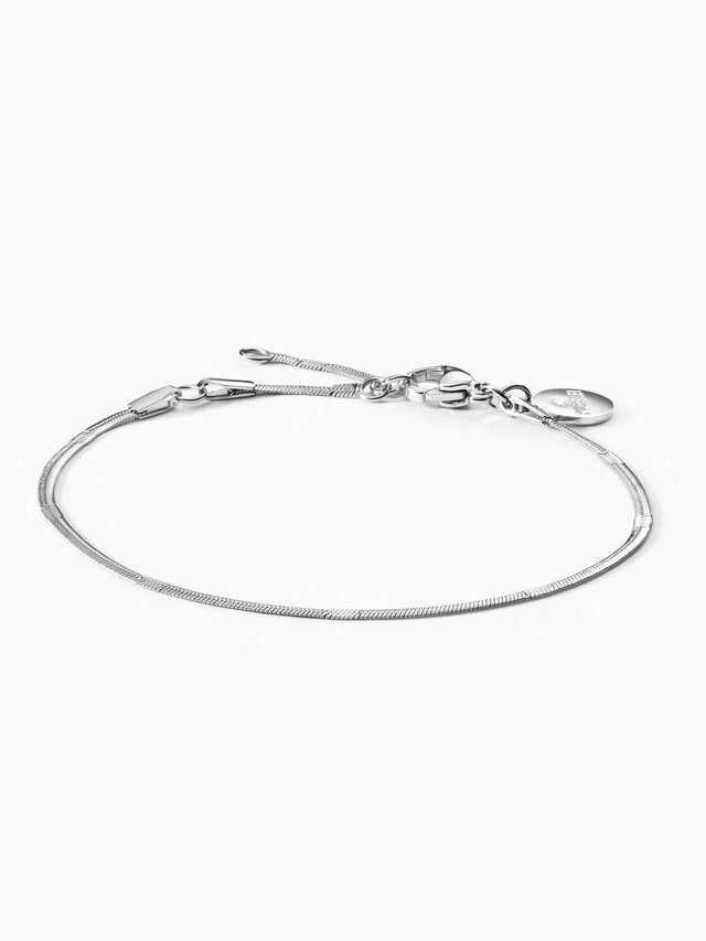 PURELEI Kanani Fusskettchen in Silber, nickelfrei, fein und elegant mit dezentem Logo-Anhänger auf weißem Hintergrund