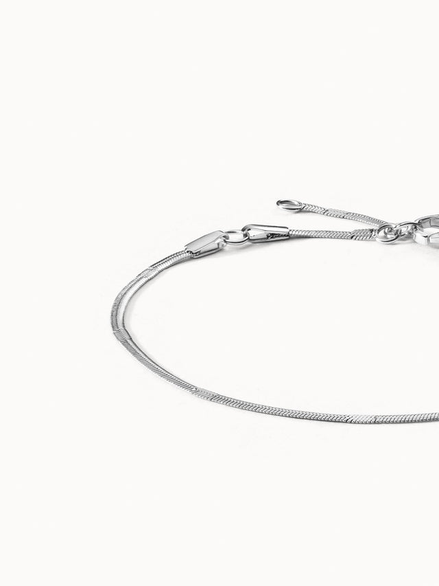 PURELEI Kanani Fusskettchen in nickelfreiem Silber, filigran und elegant vor hellem Hintergrund präsentiert.