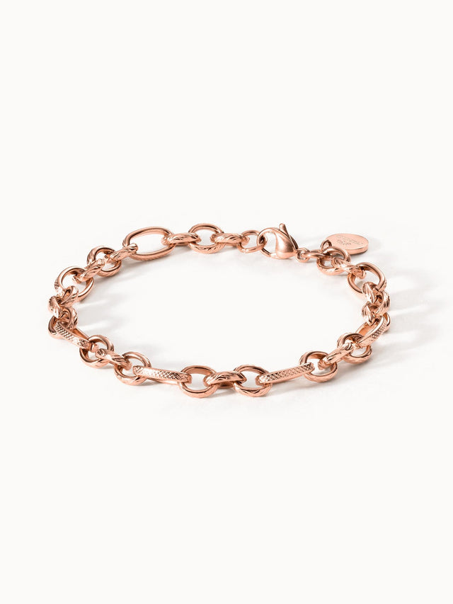 Roségoldenes PURELEI Fashion Show Armband mit matt schraffierten Gliedern, zart und edel auf hellem Untergrund liegend.