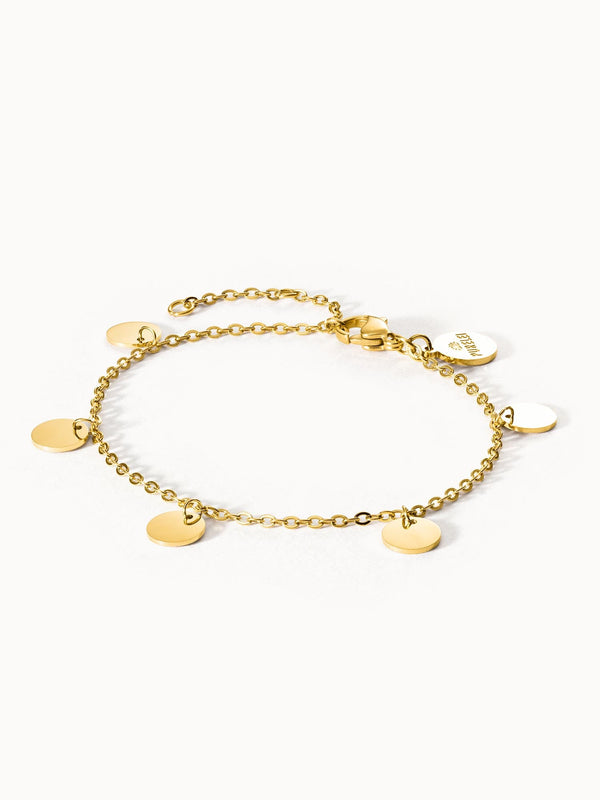 Zierliches goldenes Kalea Armband mit Plättchen, PURELEI, getragen auf hellem Hintergrund, elegant und feminin.