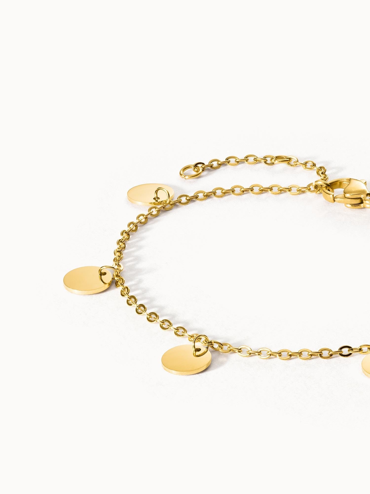 PURELEI Kalea Fusskettchen in Gold mit fünf spiegelnden Anhängern, elegant und zugleich zeitlos femininer Schmuck.