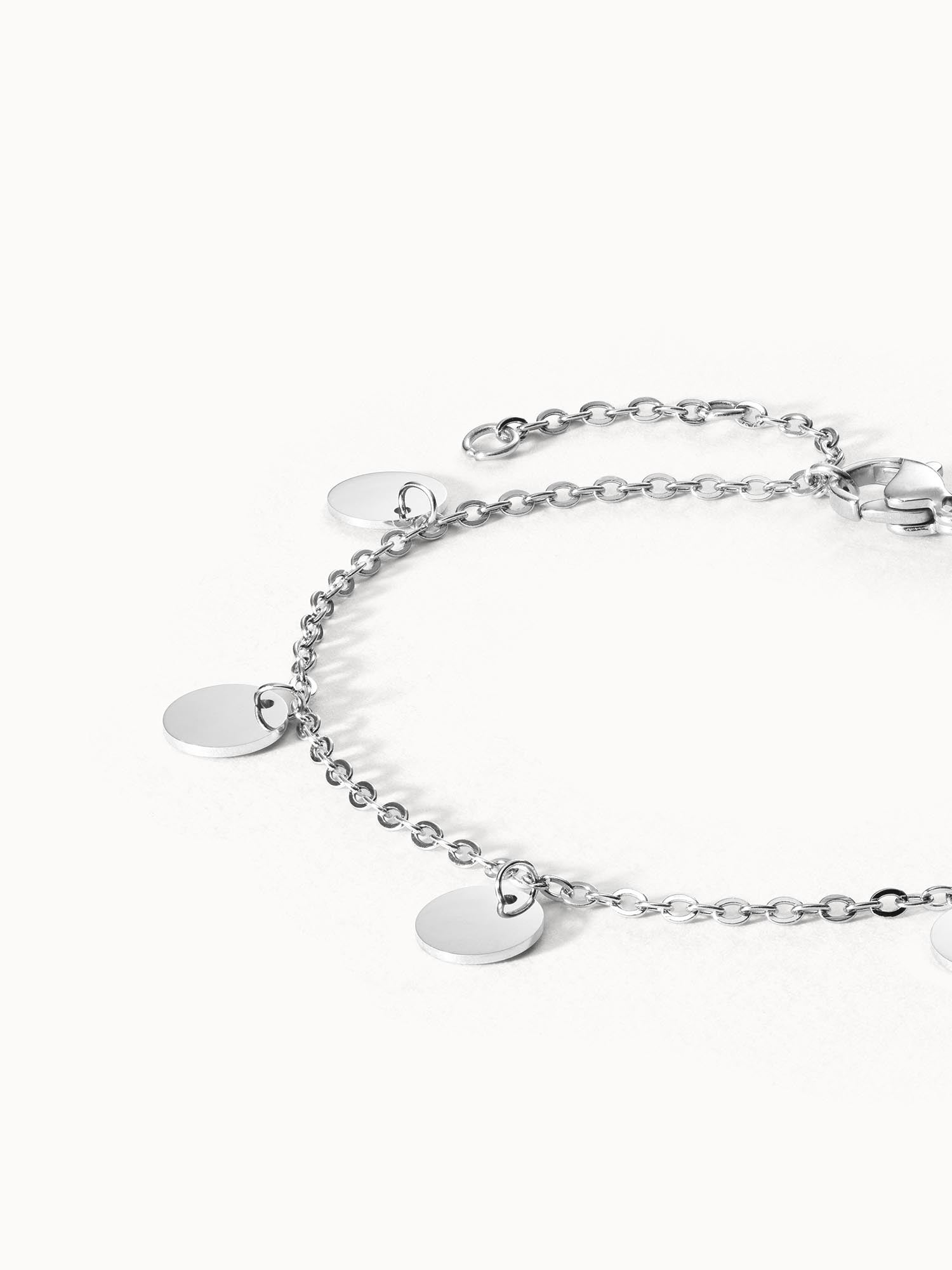 PURELEI Kalea Fusskettchen aus nickelfreiem Silber mit spiegelnden Anhängern, elegant und zeitlos.