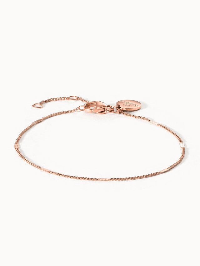 Surprise Box Medium Armband von PURELEI aus 18K rosévergoldetem Edelstahl, elegant und leicht am weißen Hintergrund.
