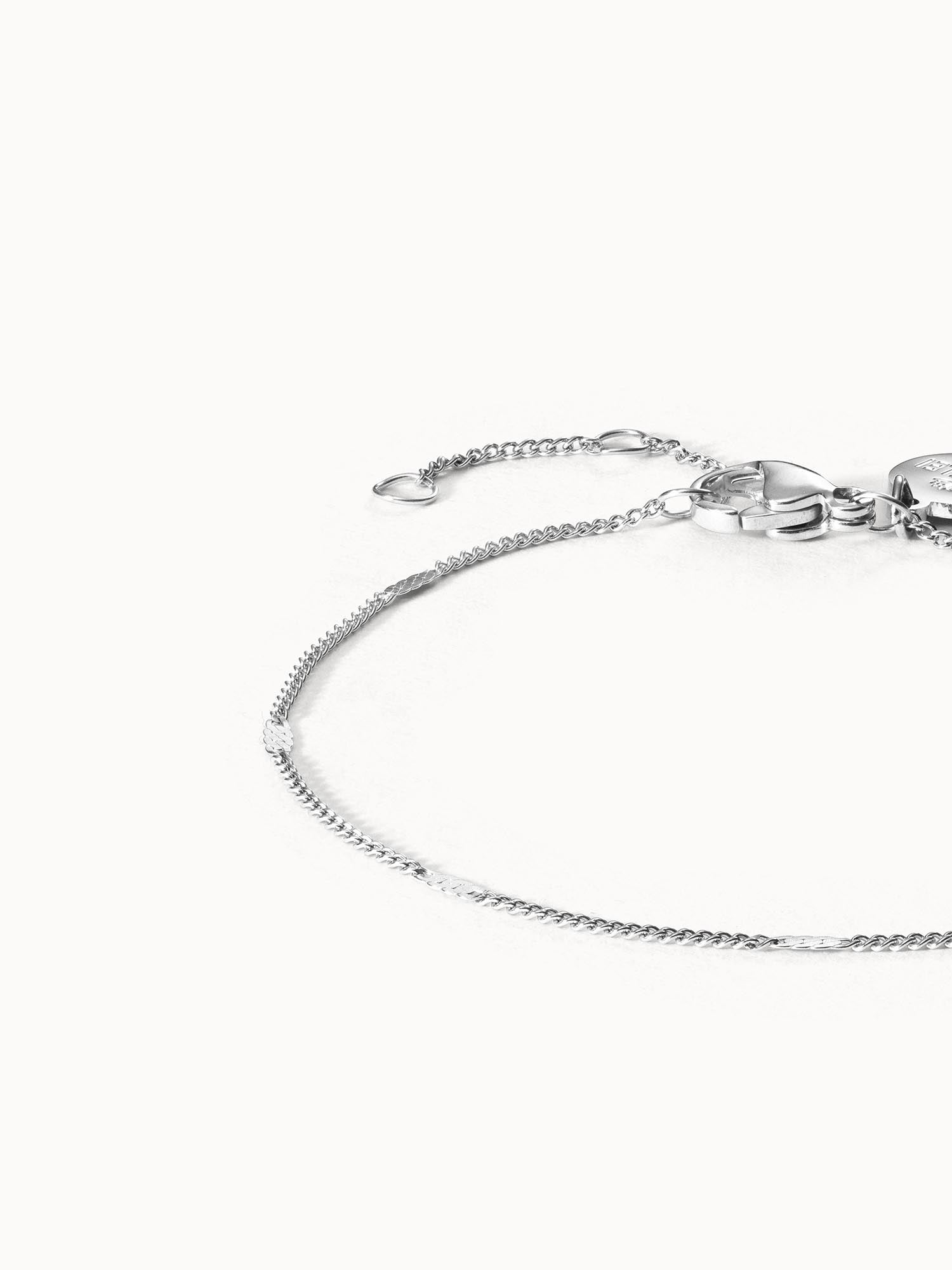 Silvernes Surprise Box Medium Armband aus nickelfreiem Edelstahl, schlicht elegant, in hochwertiger PURELEI-Ästhetik.