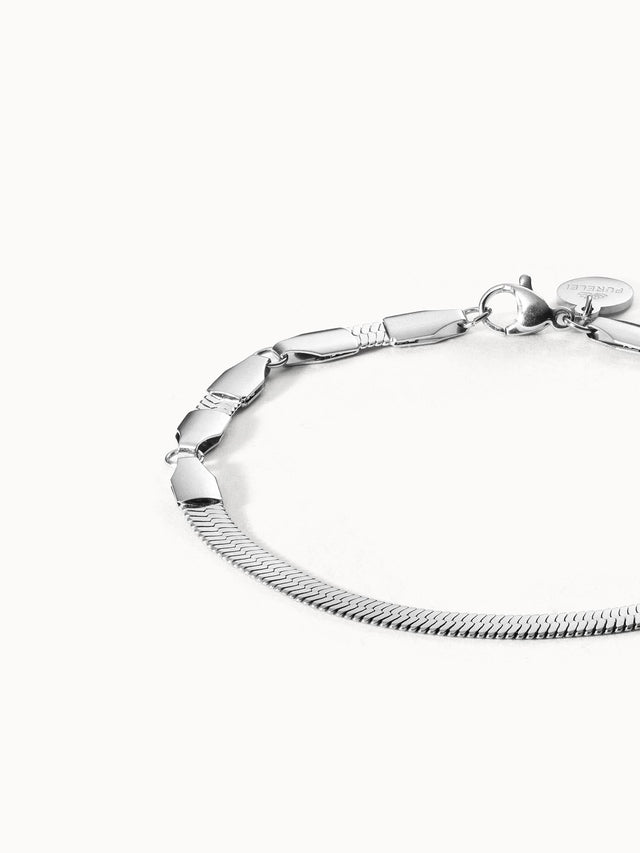 Silbernes I'lalo Armband von PURELEI mit schlangenförmigem Design, elegant und clean präsentiert.