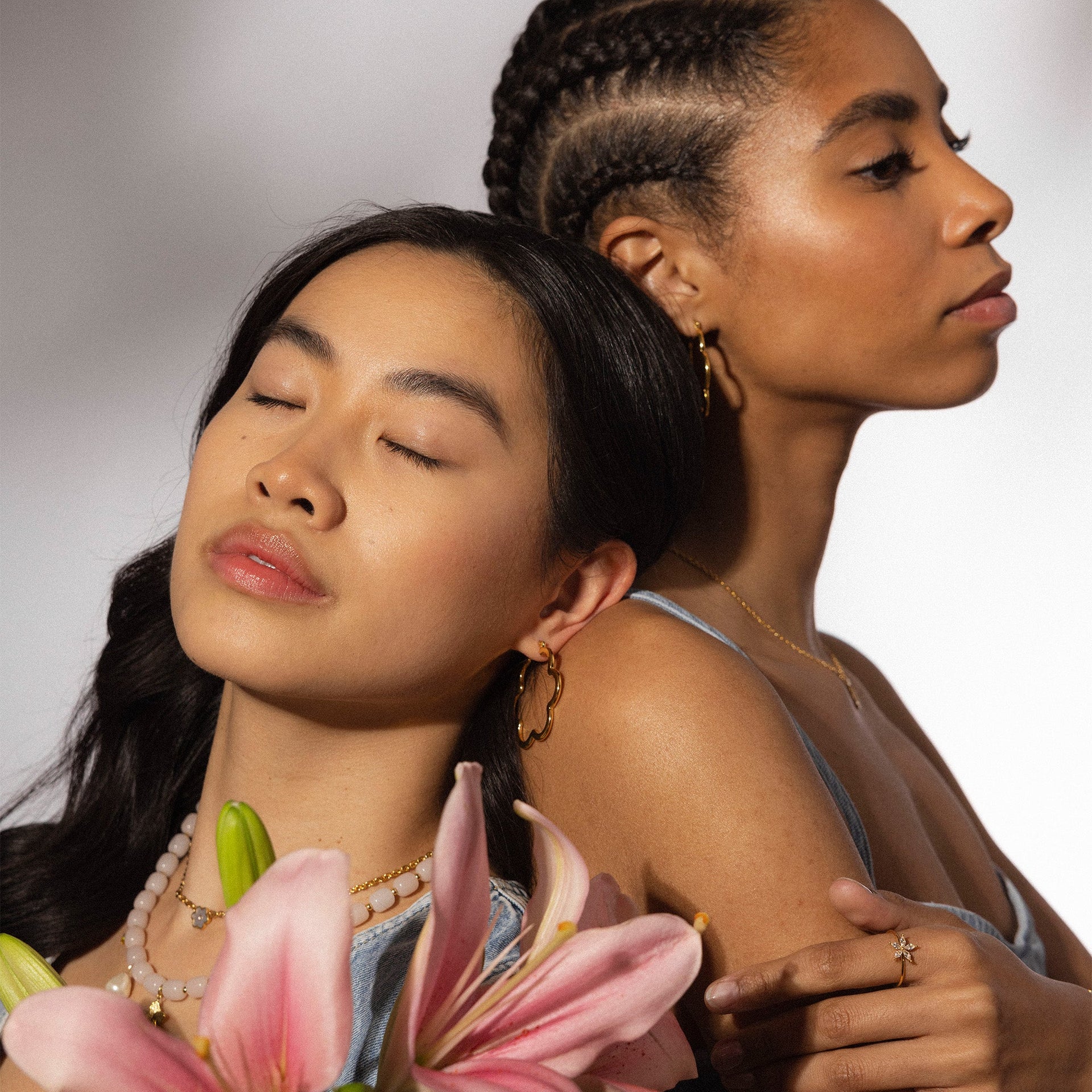 PURELEI Bloom Ohrringe aus goldfarbenem Edelstahl in Blütenform, getragen mit femininer Eleganz und natürlichem Flair.