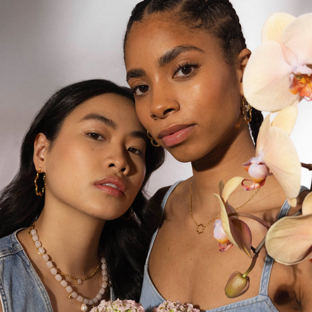 PURELEI Bloom Kette in Gold mit Blütenanhänger, elegant und femininer Layering-Style, nickelfrei und edel glänzend.