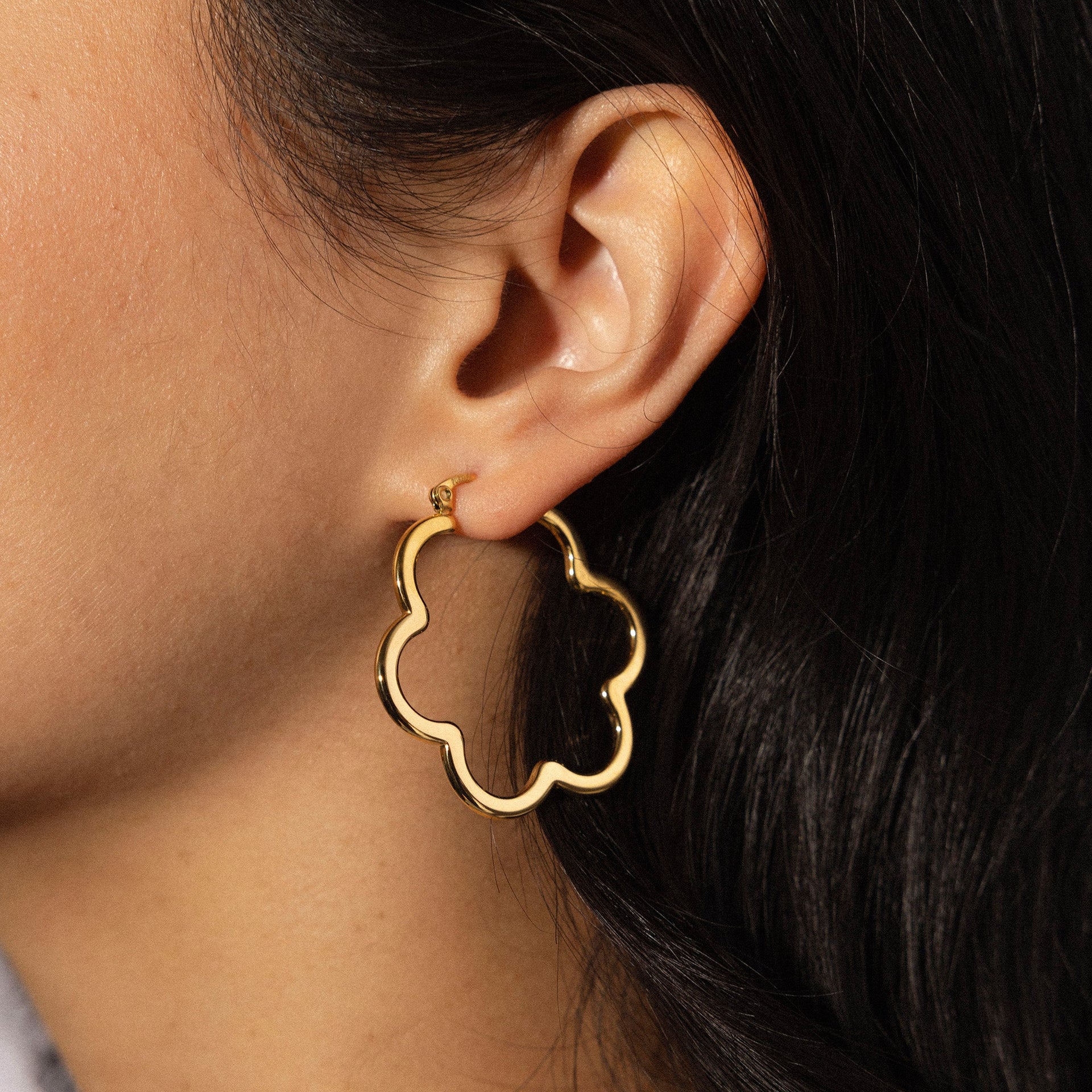 PURELEI Bloom Ohrringe aus 18K vergoldetem Edelstahl in eleganter Blütenform, femininer Island-Spirit.