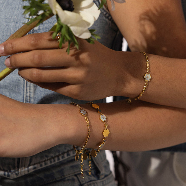 Roségoldenes Armband mit blauen Blütenmotiven, getragen mit Aloha-Vibes von PURELEI.