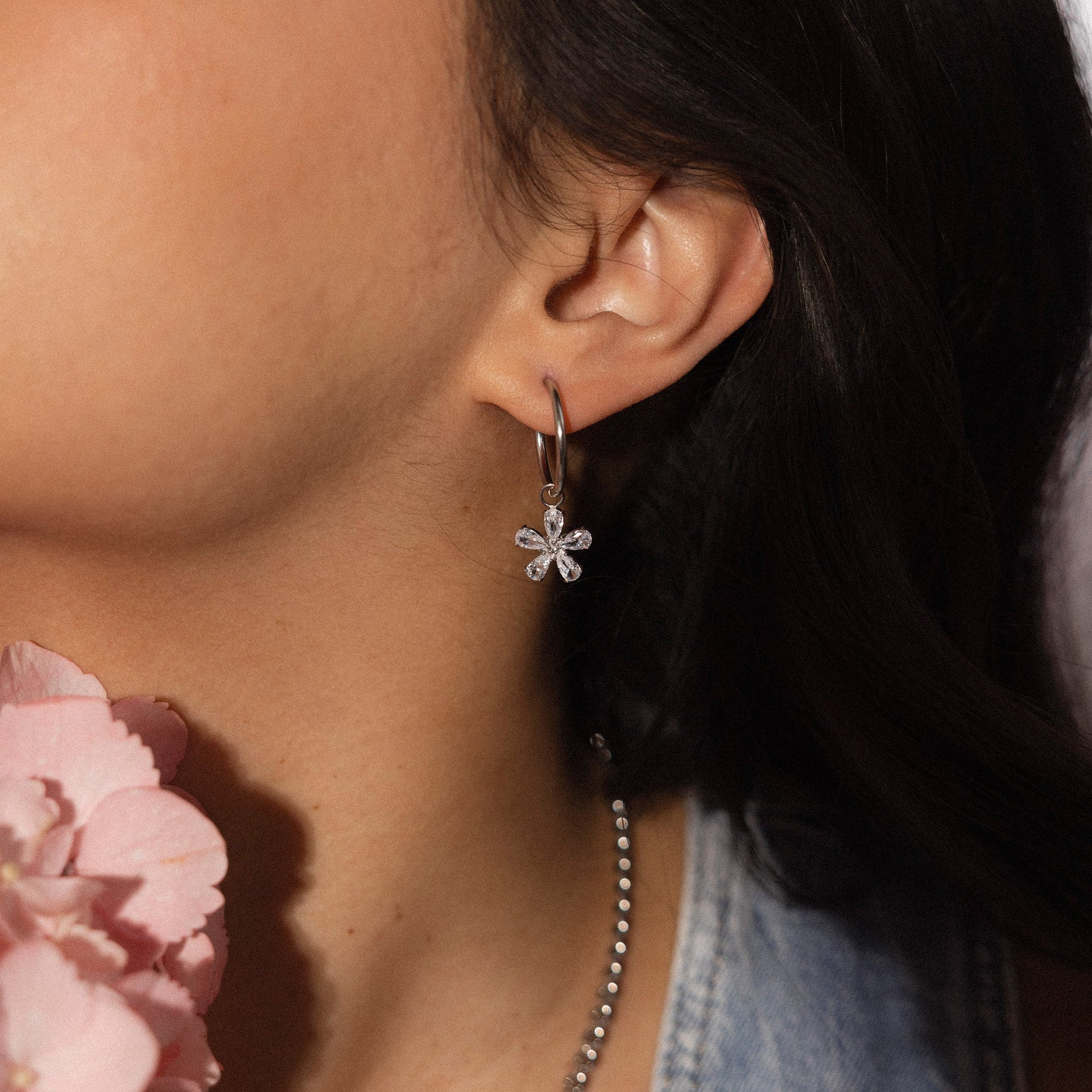 Silberne Blütenohrringe von PURELEI, elegant und feminin, perfekt für jeden Anlass.