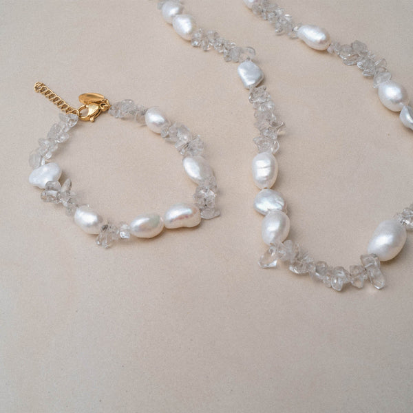 PURELEI Armband und Kette aus weißen Perlen und klaren Kristallen, elegant und frisch.