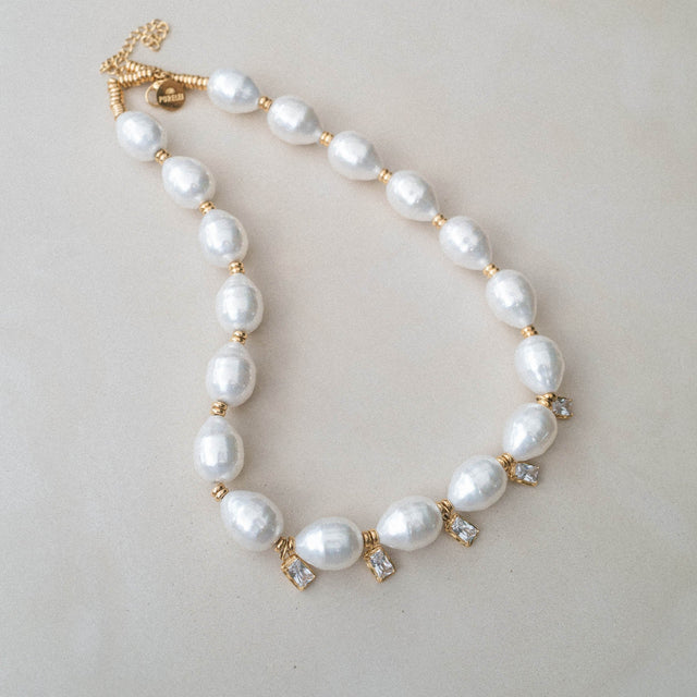 Elegante PURELEI Perlenkette in Weiß mit glitzernden Details, strahlt zeitlose Schönheit aus.