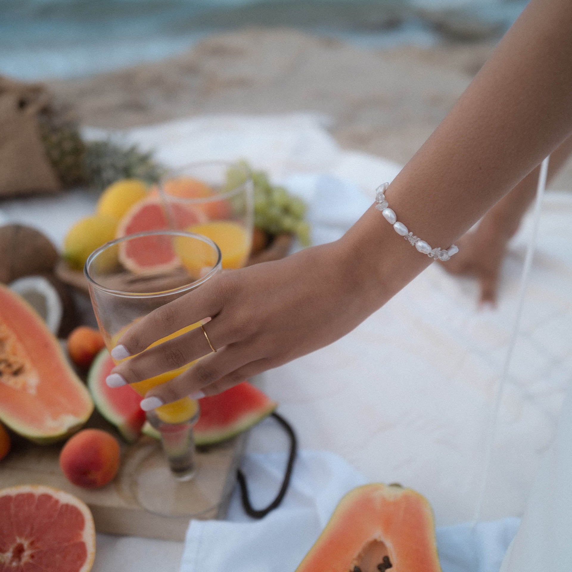 Crystal Wave Armband mit Keshi-Perlen und Bergkristall, zart am Handgelenk getragen, PURELEI Sommer-Chic.