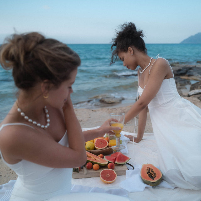 PURELEI Moonlight Keshi Kette aus vergoldetem Edelstahl mit weißen Keshiperlen am Strand getragen, sommerlich elegant