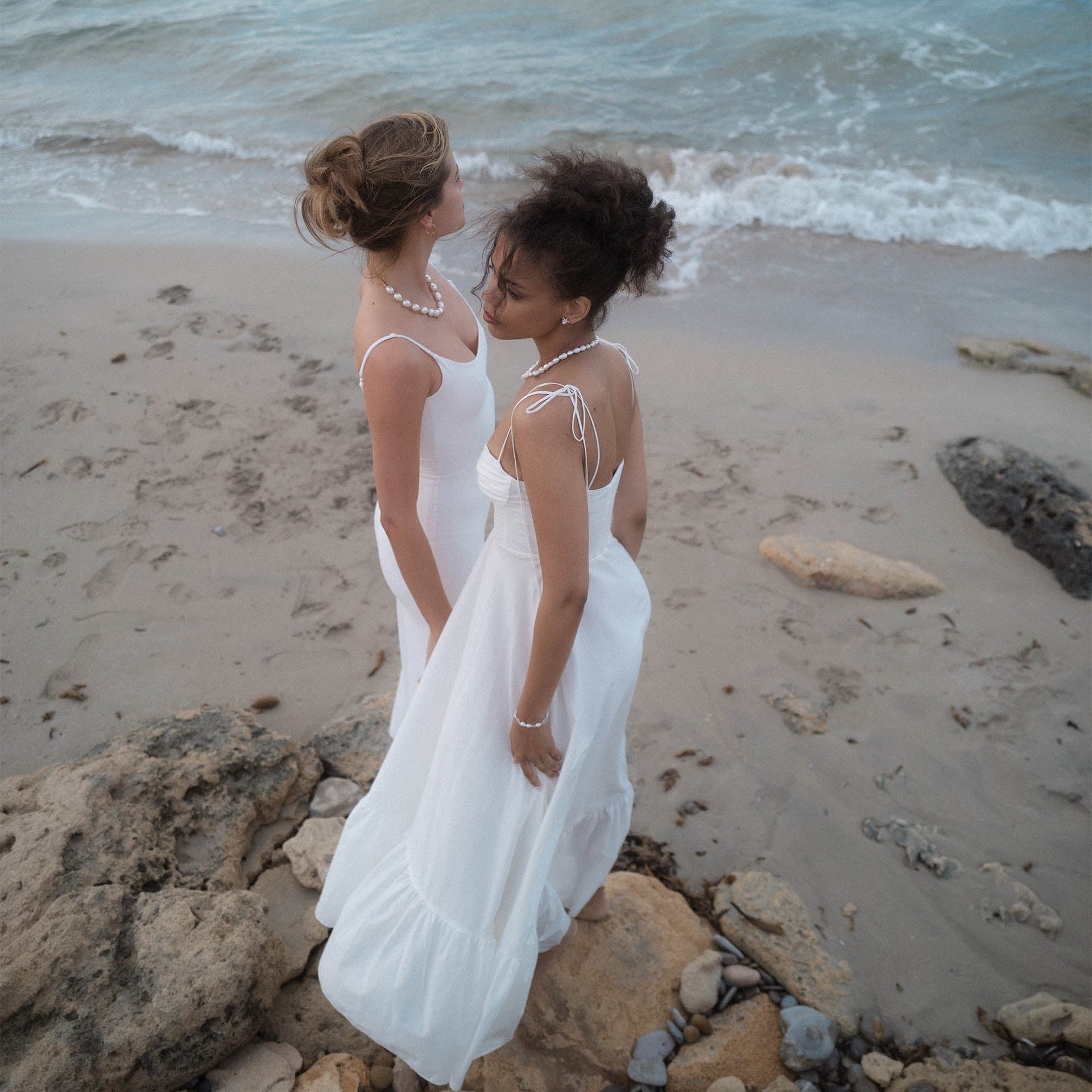 PURELEI Ocean Radiance Kette aus goldener Muschelperle, natürlich am Strand getragen, elegant und feminin.