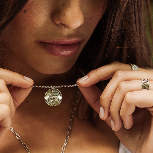 PURELEI Snake Coin Kette in Silber mit filigranem Schlangen-Anhänger, getragen, elegant und zeitlos.