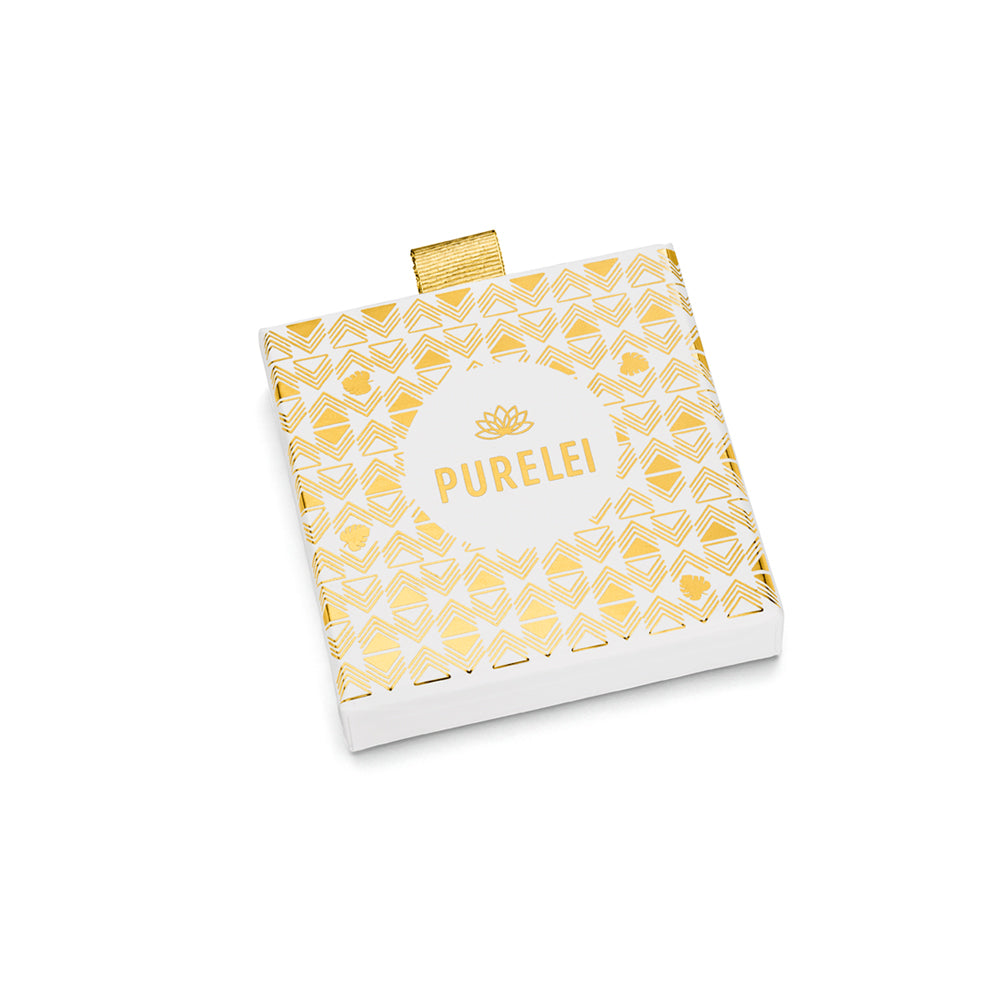 PURELEI Geschenkverpackung in Weiß mit goldfarbenem Logo, elegant und minimalistisch gestaltet.