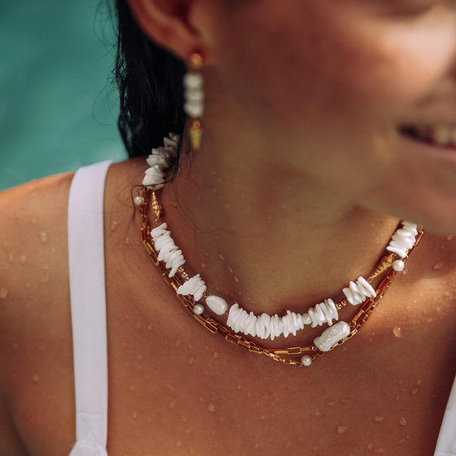 PURELEI Wela Kette mit 18K Gold, echten Muschelstücken und Perlen, wasserfest und nickelfrei, getragen im Wasser.