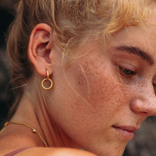 PURELEI Kii Elua Ohrringe aus 18K goldvergoldetem Edelstahl mit feiner Struktur, elegant und zeitlos getragen.