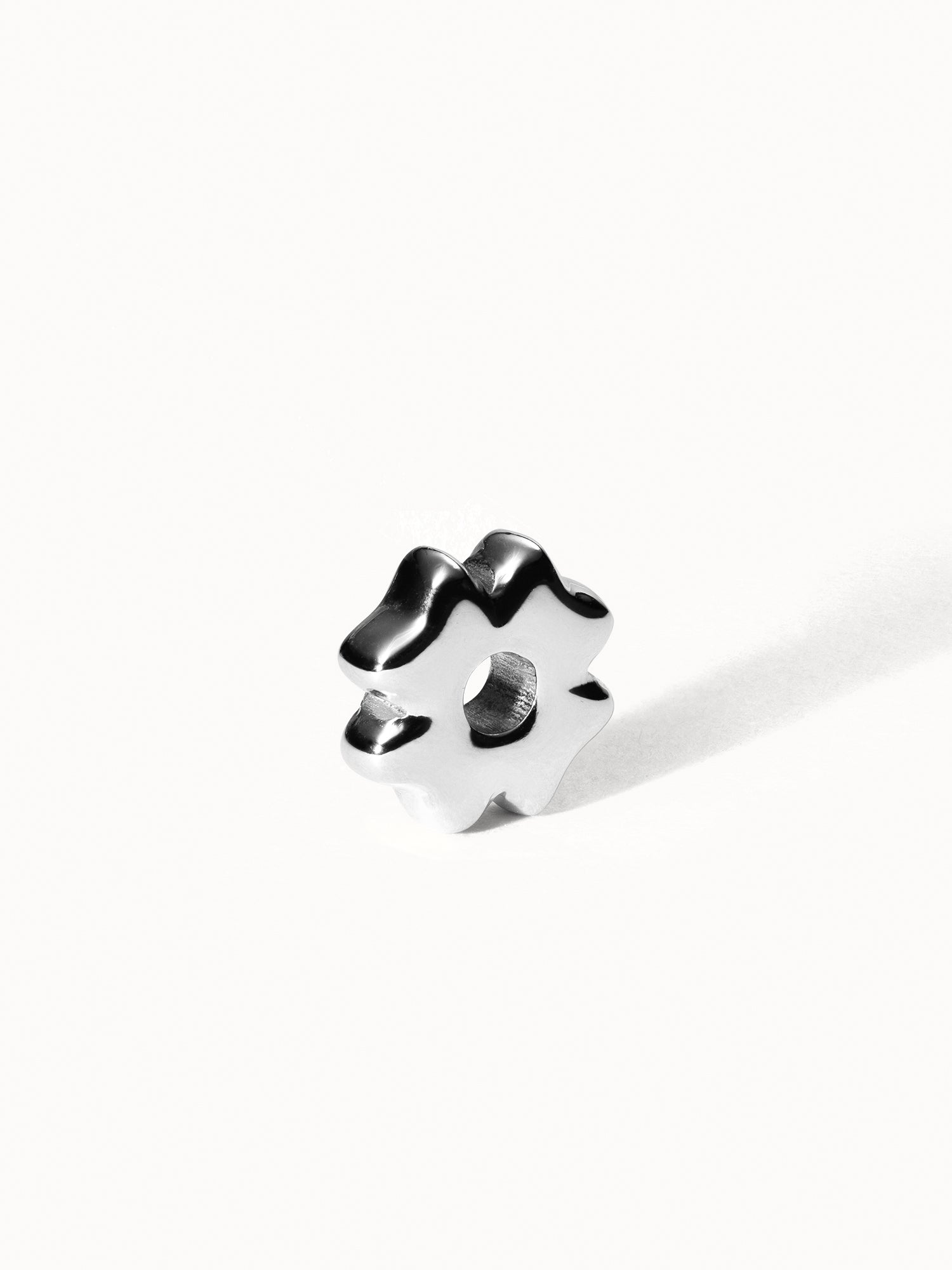 Lei Kleeblatt Bubble Charm aus nickelfreiem Silber mit weichem, glänzendem Design auf weißem Hintergrund, PURELEI