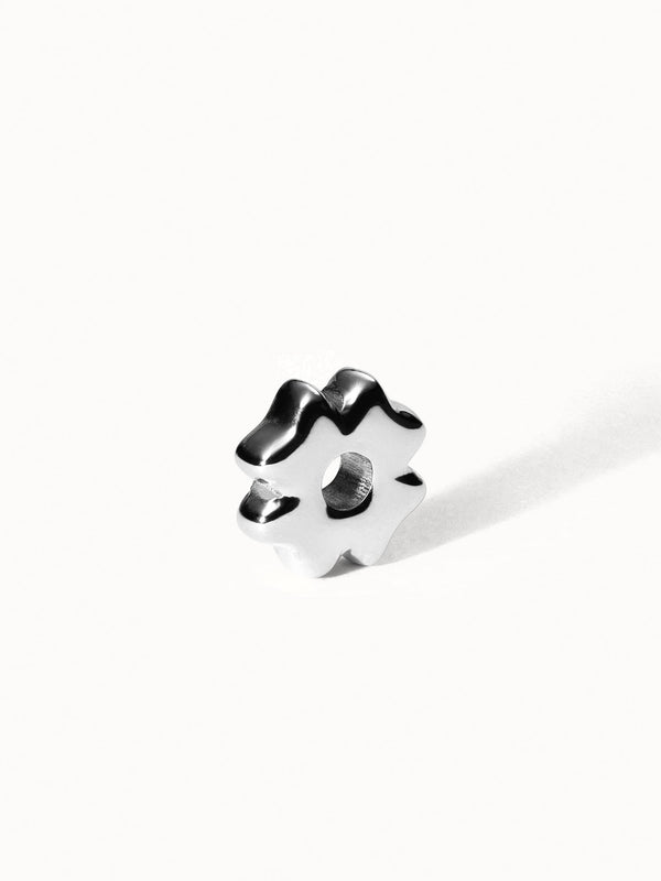 Lei Kleeblatt Bubble Charm aus nickelfreiem Silber mit weichem, glänzendem Design auf weißem Hintergrund, PURELEI