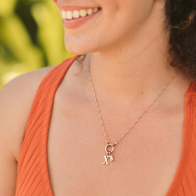 PURELEI Pure X Charm Anhänger in Roségold, fein und elegant am Hals, symbolisiert persönliche Geschichten.