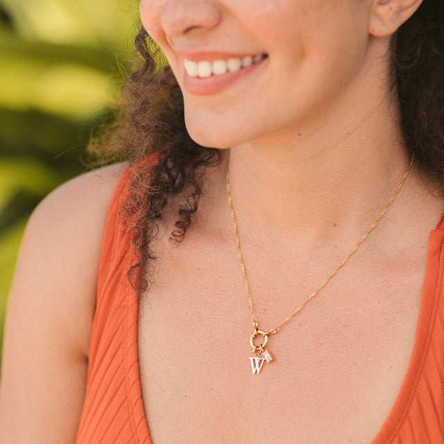 PURELEI Pure W Charm Anhänger aus goldfarbenem Edelstahl, elegant und feminin getragen am Hals.