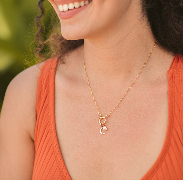 PURELEI Pure C Charm Goldanhänger an feiner Kette, elegant und feminin, inspiriert von Aloha-Spirit