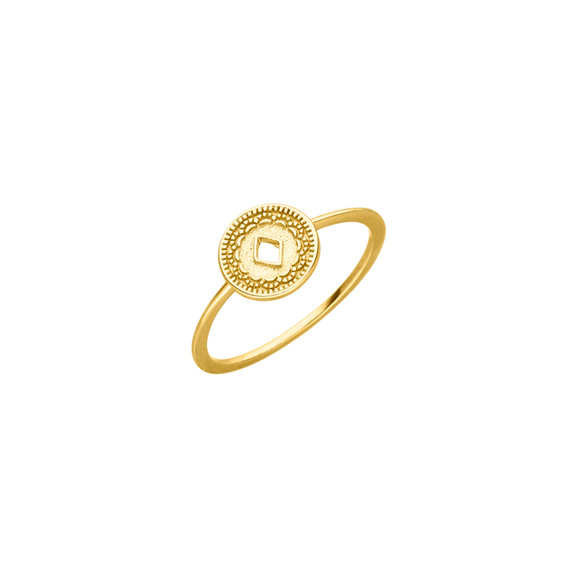 Goldener Ring mit filigranem Design und quadratischem Anhänger von PURELEI.