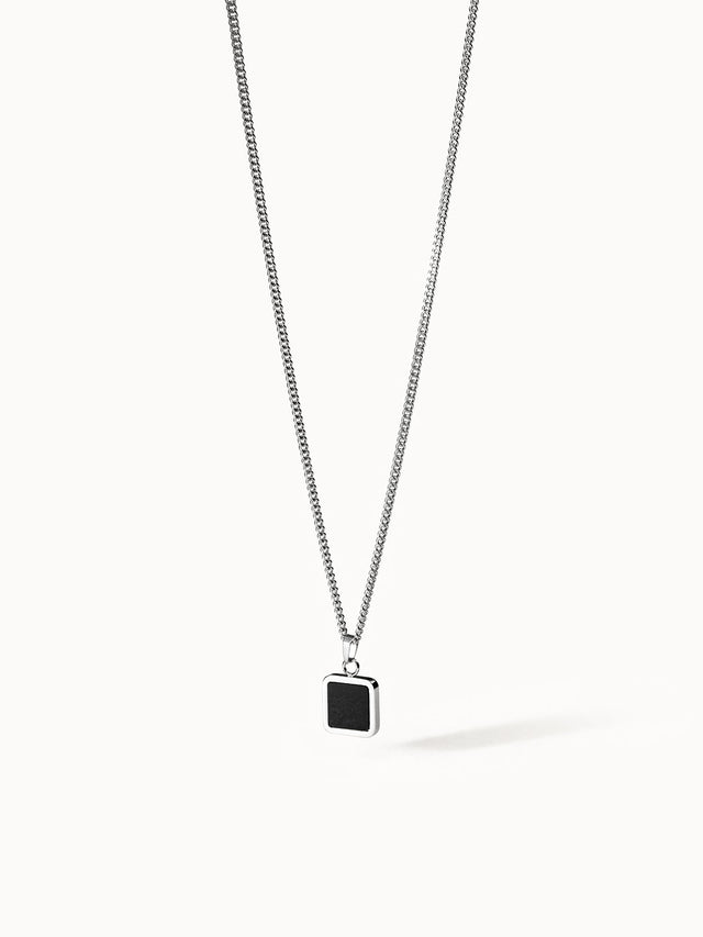 Silberne Kette mit quadratischem Anhänger in Schwarz, elegant und modern – PURELEI.