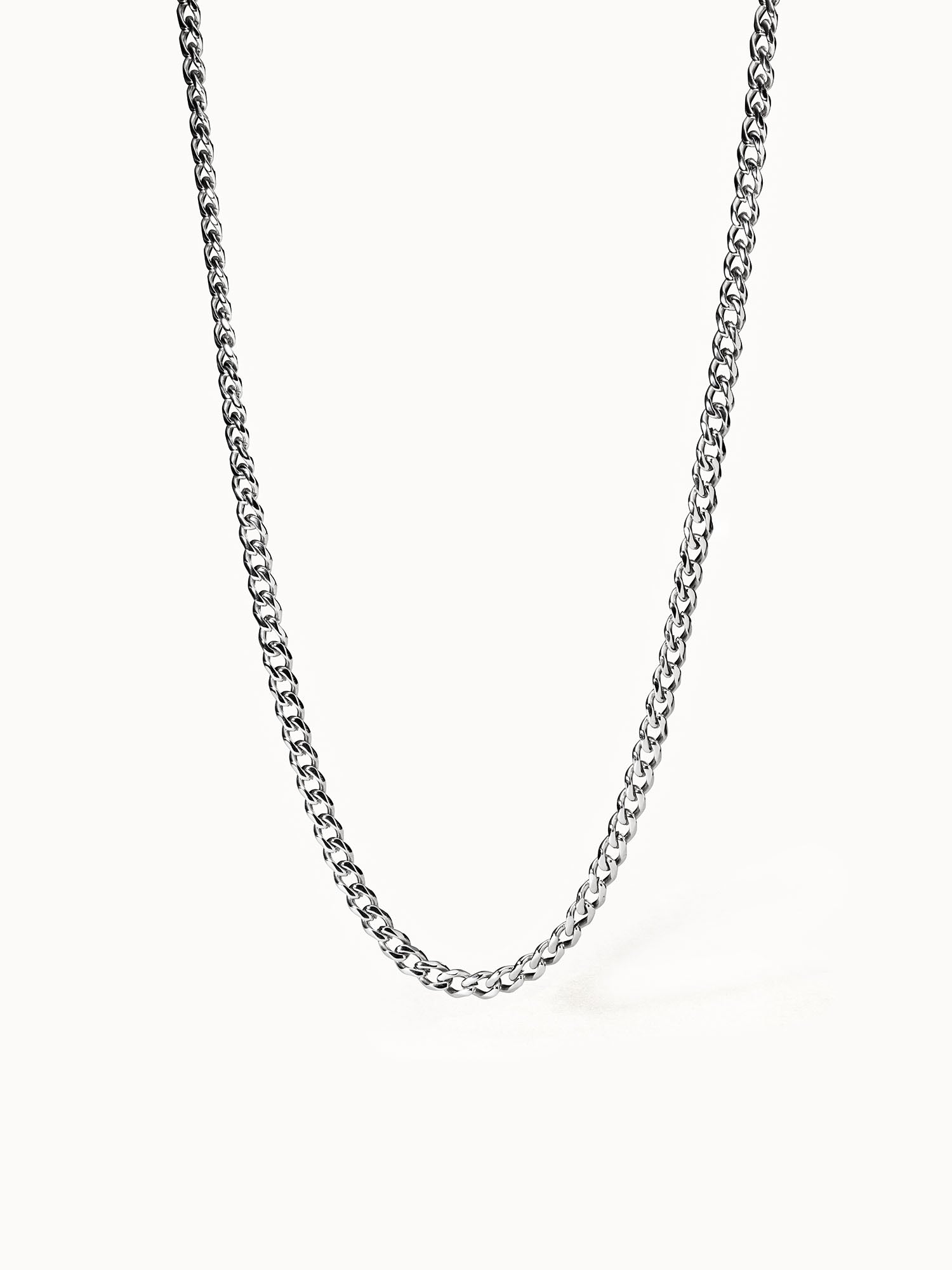 Silberne Kette mit glänzendem Design, elegant und modern, von PURELEI.