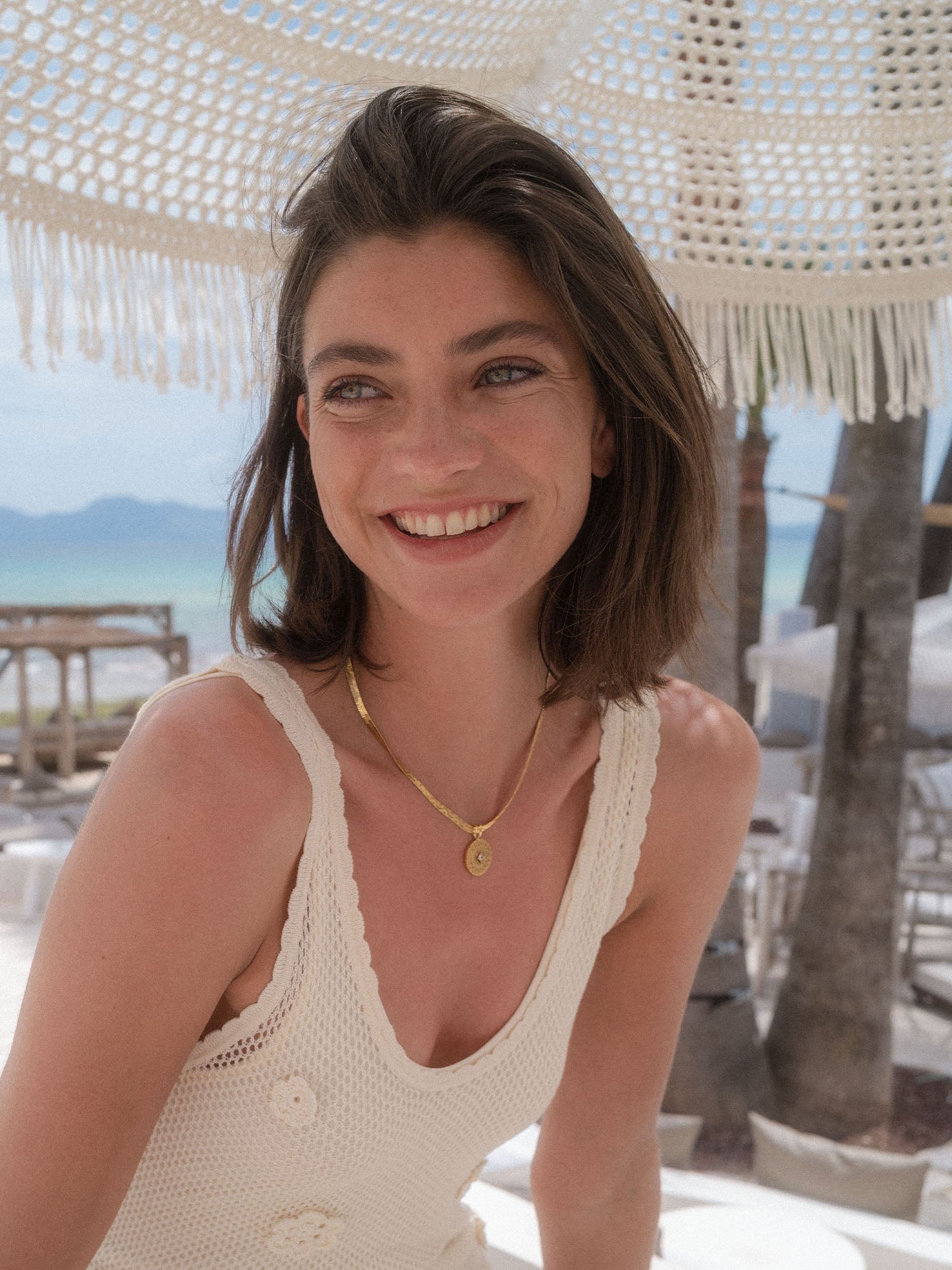 Helle Kette mit Anhänger, getragen in tropischer Umgebung – PURELEI inspiriert.