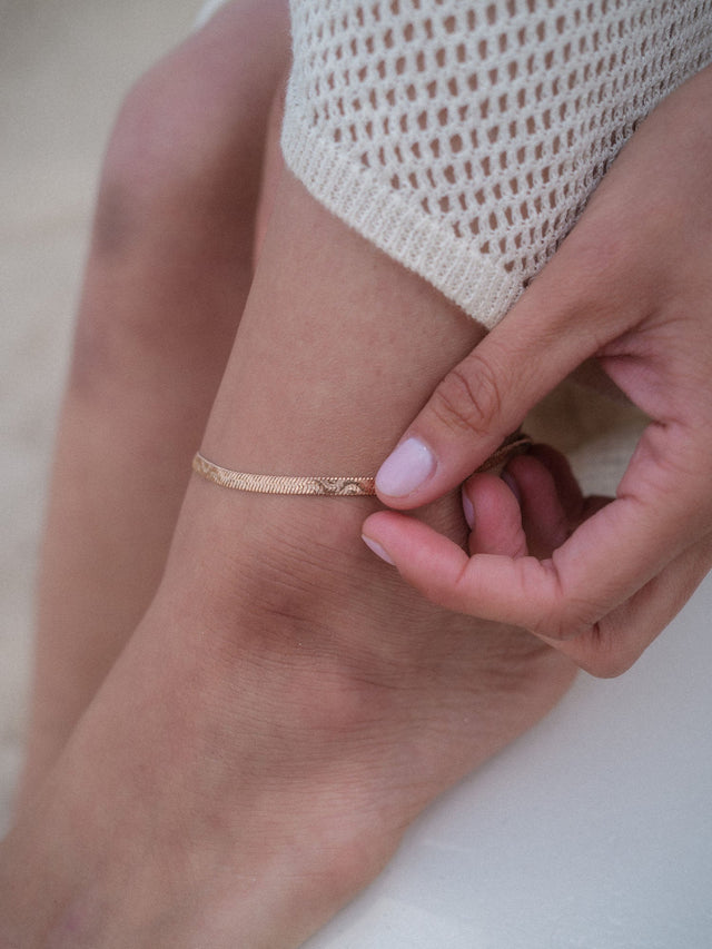 Roségoldenes Fußband von PURELEI, zart und elegant, umschmeichelt den Knöchel.