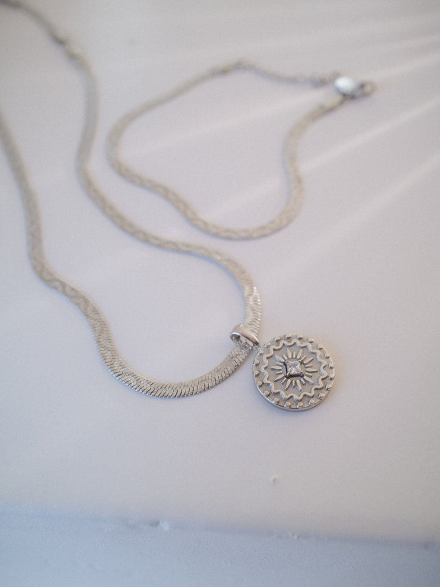 Silberne Kette mit sonnigem Anhänger, elegant und zeitlos, von PURELEI.