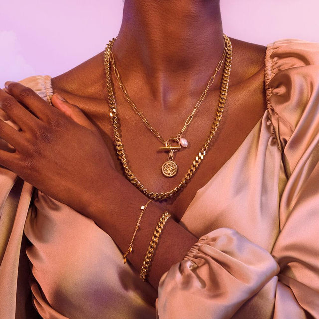 Makani Ketten-Set von PURELEI, 18K vergoldet mit Keshi-Perle, Layering-Look, elegant und feminin getragen am Dekolleté.