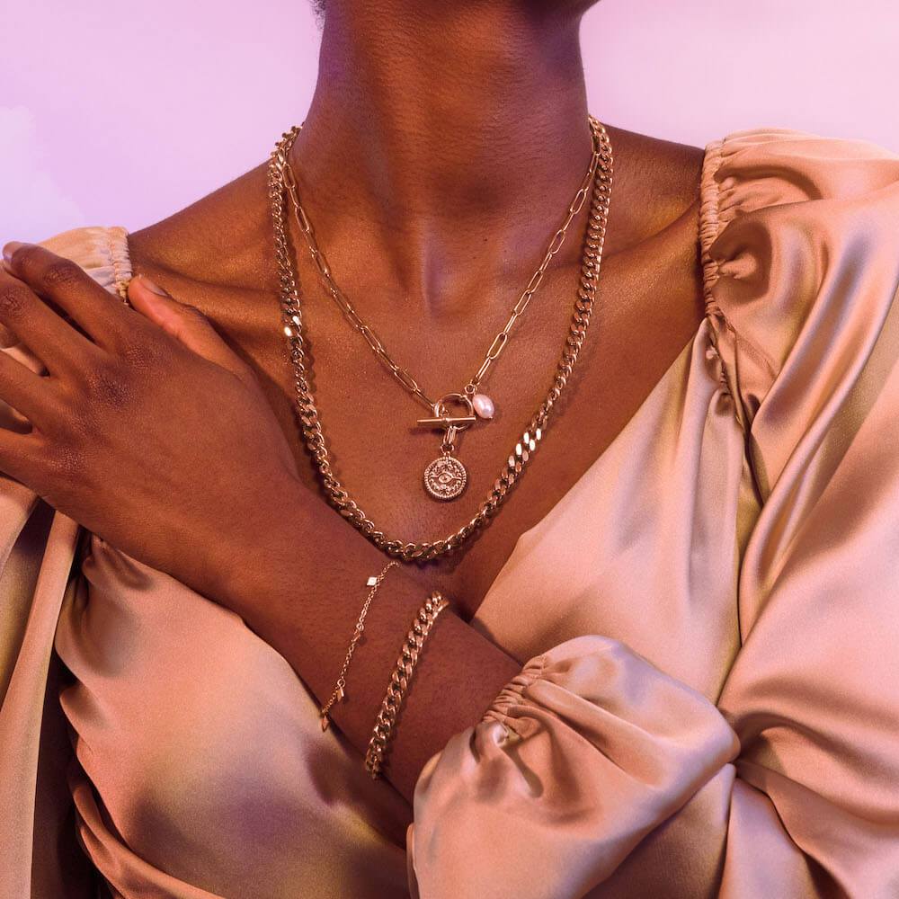 Makani Ketten-Set von PURELEI in Gold mit Keshi-Perle, elegant geschichtet und feminin am Hals getragen.