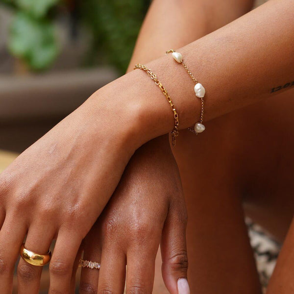 PURELEI Kumu O Mix Armband aus vergoldetem Edelstahl mit Perlen, elegant am Handgelenk getragen, feminin und zeitlos.