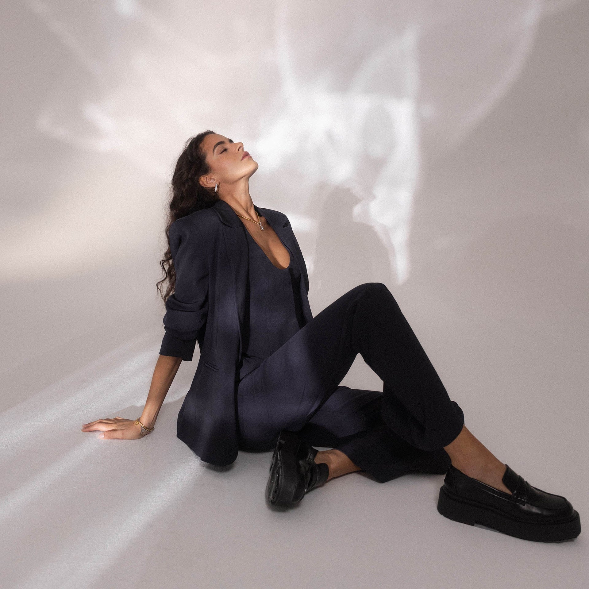 Elegante schwarze Outfit-Kombination, inspiriert von PURELEI, strahlt moderne Weiblichkeit aus.