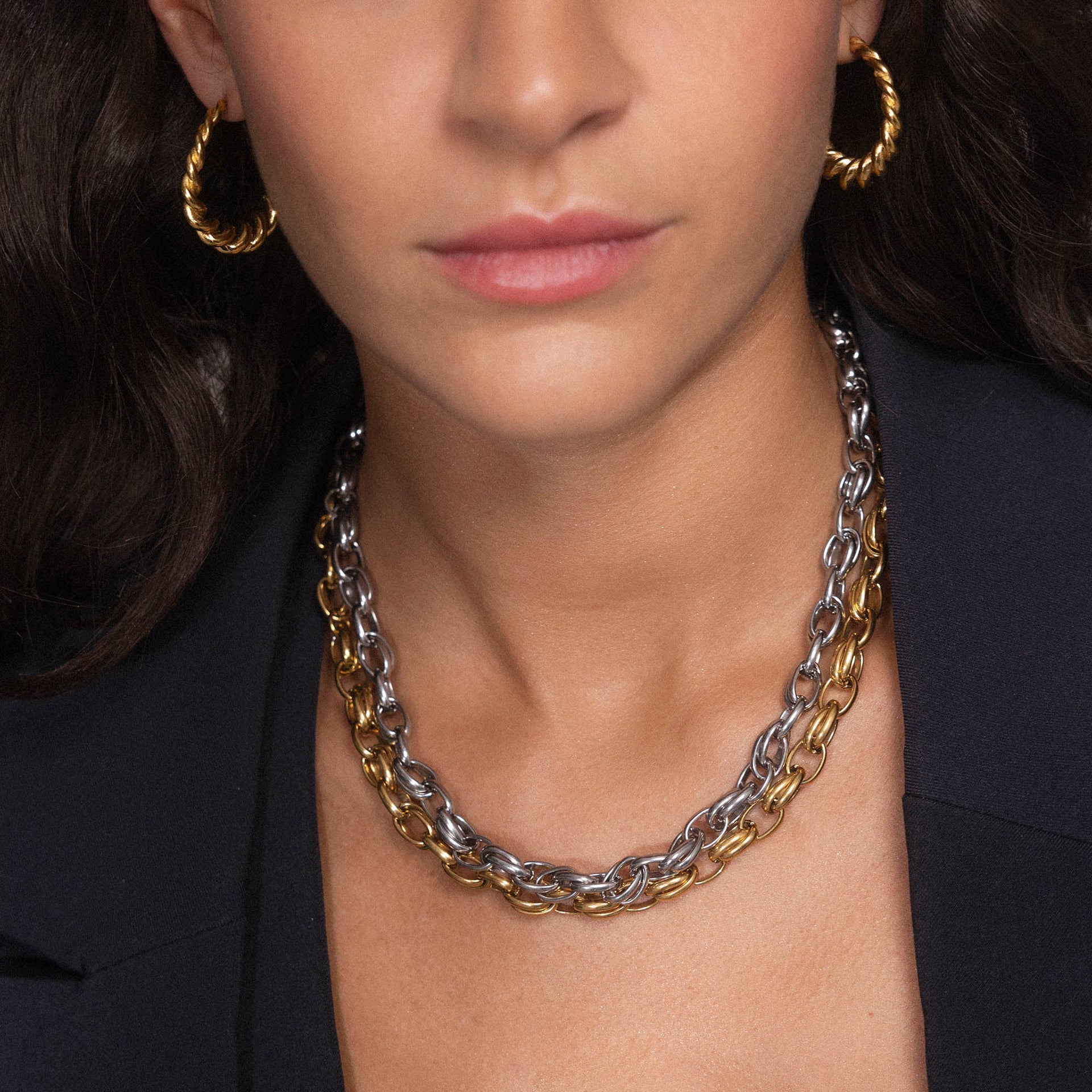 Roségoldene Kette und Creolen von PURELEI, elegant und modern, getragen mit einem stilvollen Outfit.