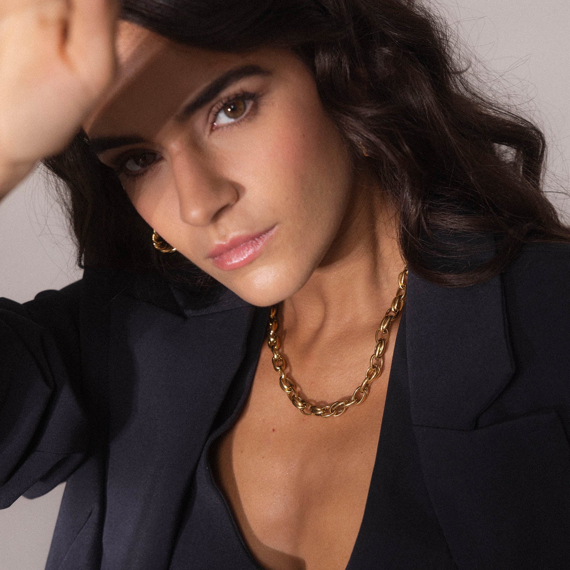 Goldene Kette mit Gliederdesign, getragen in eleganter Atmosphäre – PURELEI.