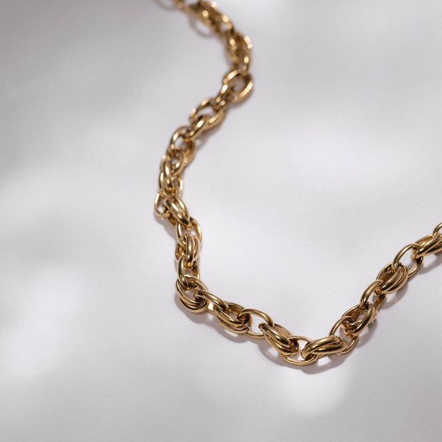 Goldene Kette mit geschwungenen Gliedern, elegant und modern, von PURELEI.