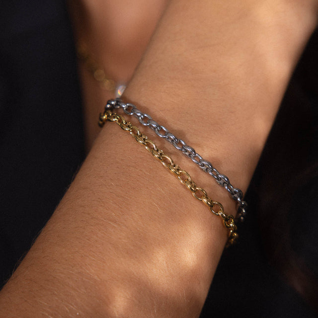 Zweireihiges Armband aus Roségold am Handgelenk, elegant und feminin – PURELEI.