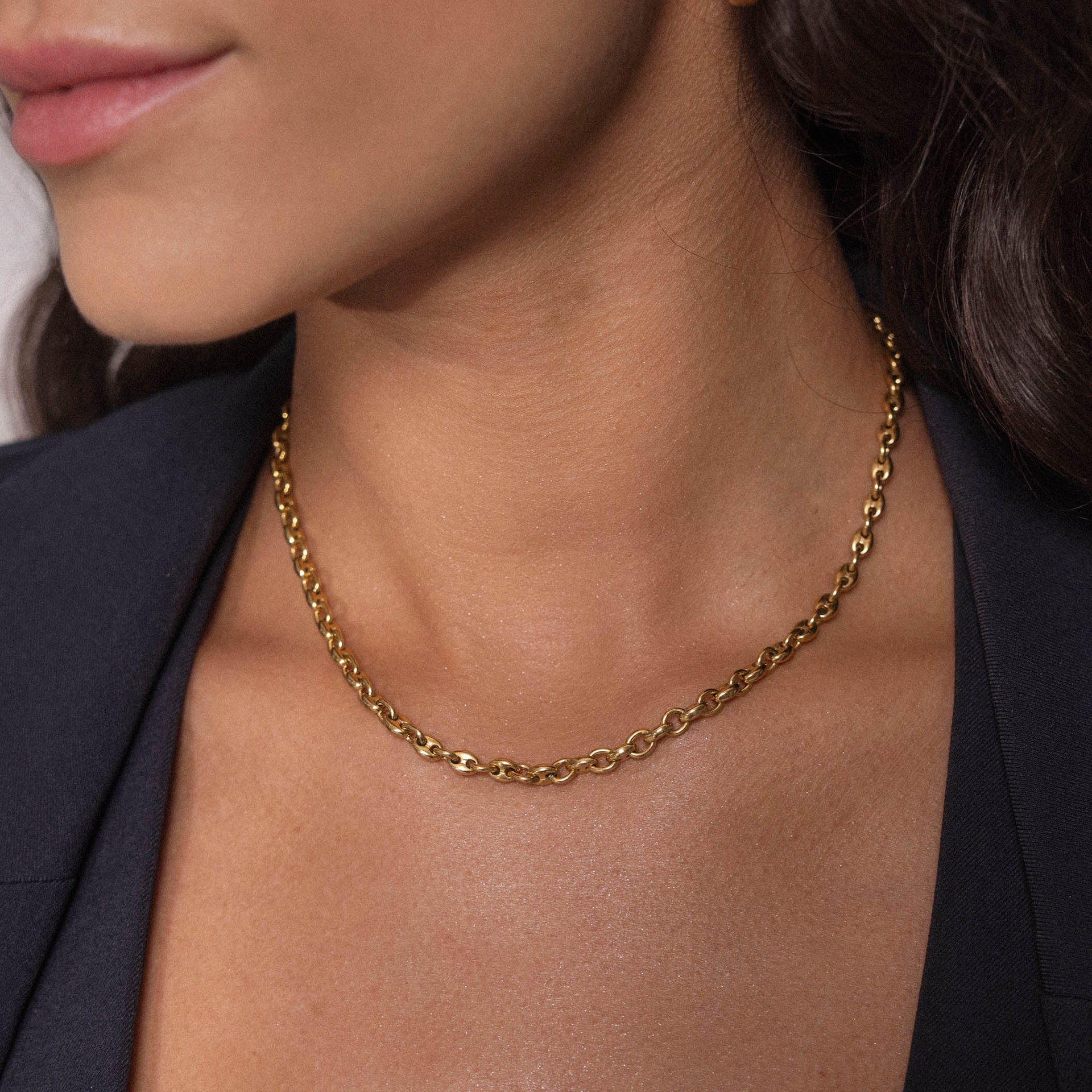 Roségoldene Kette mit geschwungenem Design, getragen von einer Frau, PURELEI.