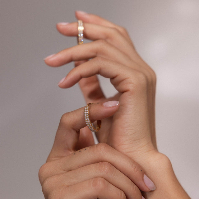 Roségoldener Ring mit funkelnden Steinen, getragen von zarten Händen – PURELEI.