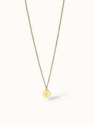 PURELEI Compass Kette aus 18K vergoldetem Edelstahl mit Kompassanhänger, pur und elegant vor weißem Hintergrund.